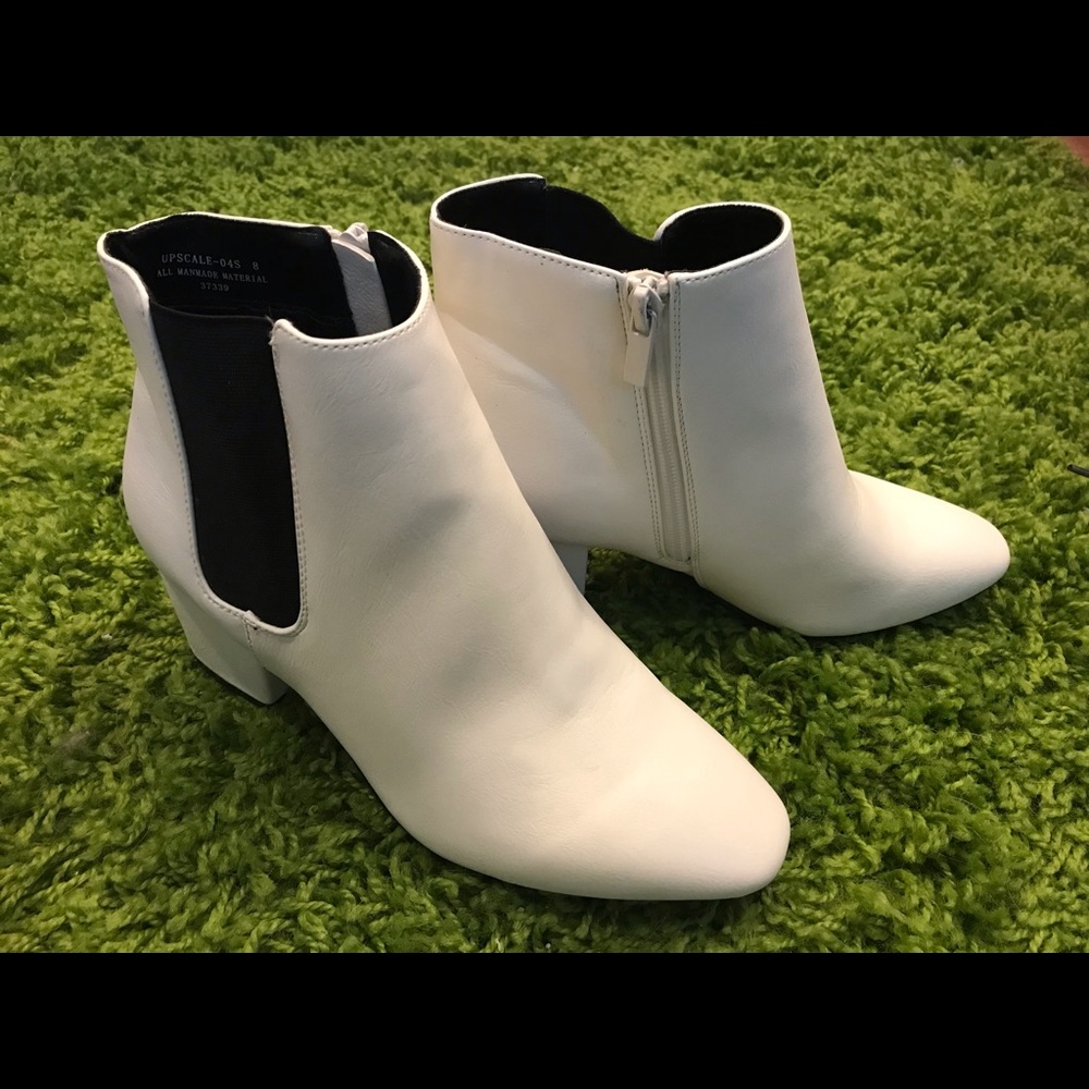 New in box Bamboo White Chelsea boots 8